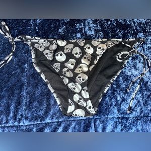 Hot topic- 2x skull print women’s swim bottoms- NWT
